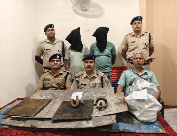 रेलवे की चोरी की संपत्ति खरीदने और रखने के आरोप में दो गिरफ्तार