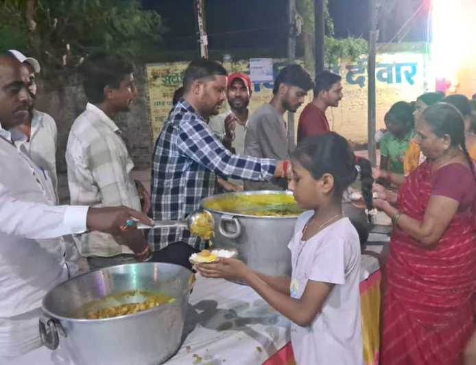 ठाकुरबाड़ी मंदिर में गूंजे श्रीकृष्ण के जयकारे, धूमधाम से मना छठियार, भजन-कीर्तन से भक्तिमय हुआ माहौल, आरती के बाद भंडारे में सैकड़ों श्रद्धालुओं ने ग्रहण किया प्रसाद