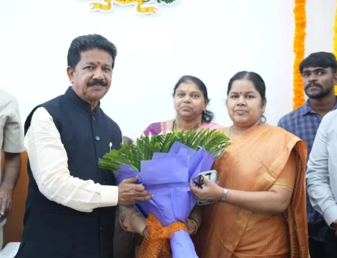 रेलवे कंट्रोल ऑफिस पहुंचे केंद्रीय मंत्री वी. सोमन्ना, सुरक्षा और ट्रेनों की समयबद्धता का लिया जायजा