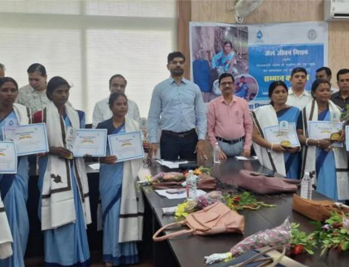 जल जीवन मिशन में उत्कृष्ट कार्य के लिए 8 जल सहियाओं को मिला विशेष सम्मान