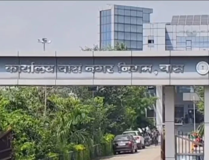 चास नगर निगम में शराब की बोतल का वायरल वीडियो, नगर आयुक्त ने कार्रवाई की बात कही; मेयर ने किया इनकार