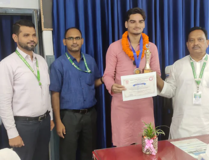 एयर राइफल शूटिंग में ऐलिस खान के शानदार प्रदर्शन पर कॉलेज में खुशी का माहौल