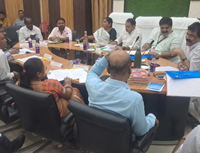 पितृपक्ष मेला की तैयारी को लेकर नगर निगम की बैठक, लापरवाही पर कार्रवाई के निर्देश, सफाई, रोशनी और पेयजल व्यवस्था पर विशेष जोर; 170 ठेला रिक्शा, 1500 डस्टबिन और 60 हाईटिपर खरीदने का निर्णय