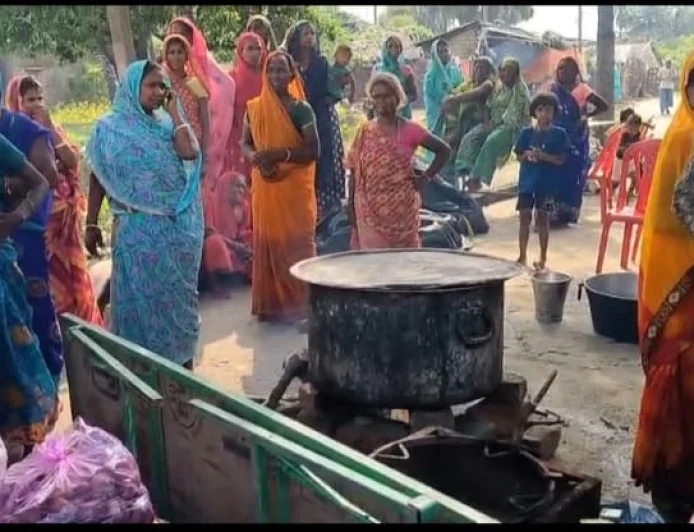 राहत शिविर में 400 बाढ़ पीड़ित भोजन के लिए तरसे, दोपहर 2 बजे तक नहीं मिला खाना