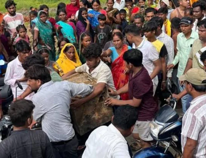 गढ़वा में जमीन की खुदाई में मिला लोहे का संदूक, 40 परिवारों ने ठोका दावा; अंदर क्या है बना रहस्य