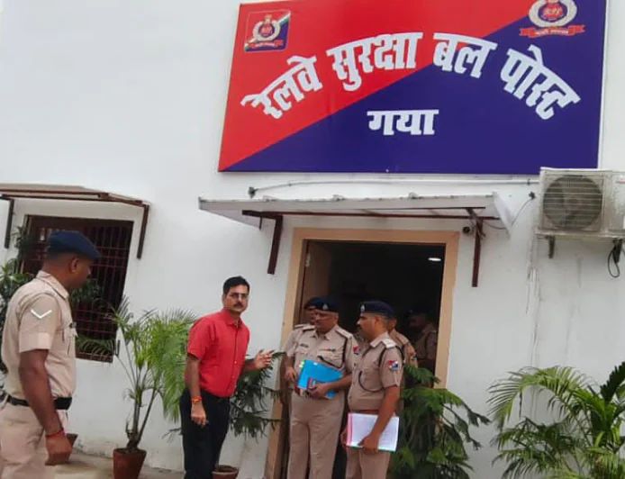 पितृपक्ष मेला को लेकर आरपीएफ महानिरीक्षक ने गया स्टेशन का किया निरीक्षण