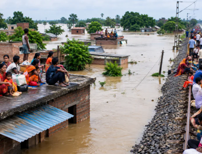 भागलपुर के नवगछिया में बाढ़ का कहर: मदरौनी में 1500 घर डूबे, छतों और रेलवे पटरी पर रहने को मजबूर लोग