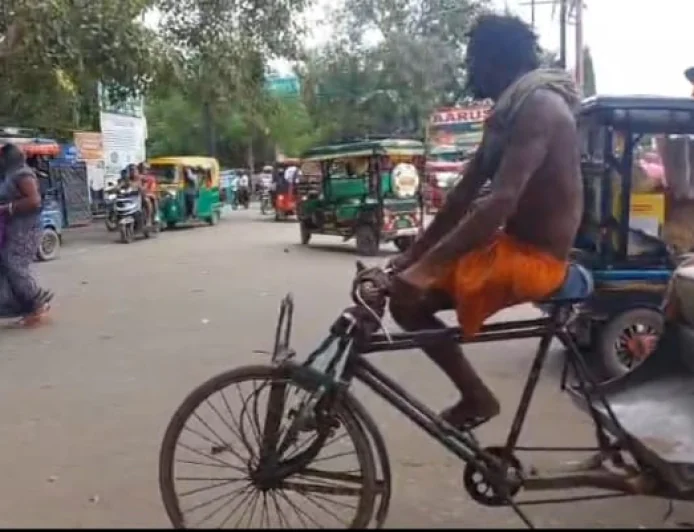 एक पैर से रिक्शा खींचकर परिवार पाल रहे संजय, बोले- भीख से बेहतर मेहनत की कमाई