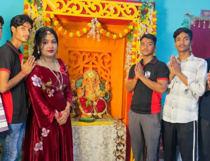 काशीनाथ मोड़ स्थित एपी भवन में धूमधाम से मनी गणेश चतुर्थी, मुंबई के लालबाग से मंगाई गई गणेश प्रतिमा, श्रद्धालुओं ने की पूजा-अर्चना