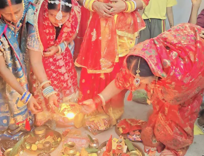 अखंड सुहाग के लिए महिलाओं ने रखा निर्जला तीज व्रत, घर-घर में शुरू हुआ अनुष्ठान, सोलह श्रृंगार कर सुहागिनों ने सुनी तीज की कथा, शिव-पार्वती और गणेश की मिट्टी की प्रतिमा बनाकर की पूजा