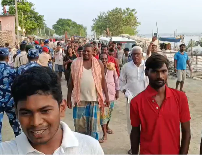 राघोपुर तटबंध पर नहीं पहुंचे मुख्यमंत्री और केंद्रीय मंत्री, बाढ़ पीड़ितों का फूटा गुस्सा; जमकर हंगामा