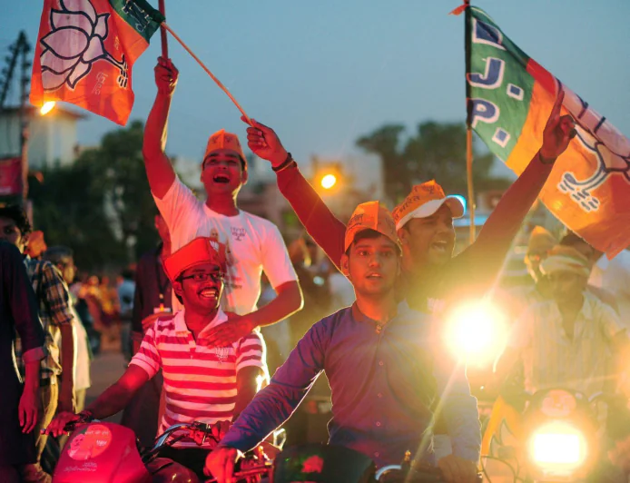 वाराणसी से वडनगर के लिए रवाना हुई सेवा संकल्प बाइक यात्रा
