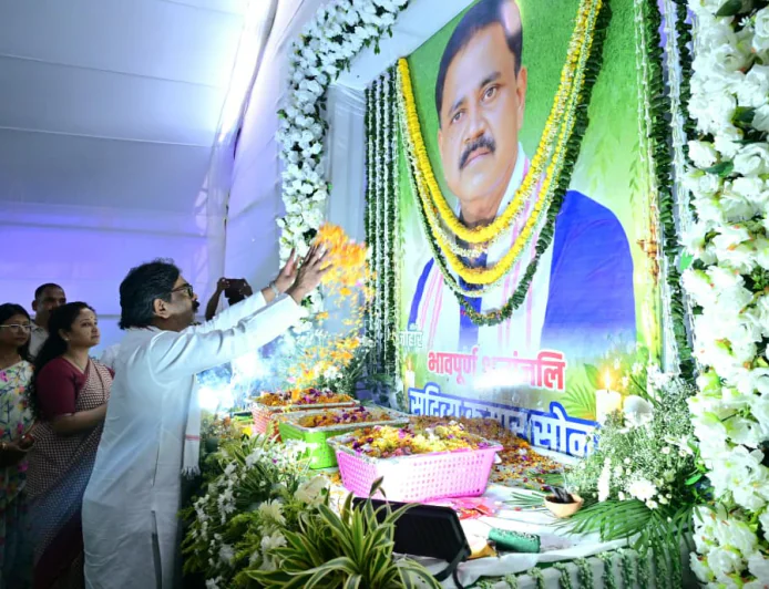 सुदिव्य सोनू को श्रद्धांजलि देने उमड़ा जनसैलाब, तस्वीर के सामने पुष्प अर्पित कर दी श्रद्धांजलि