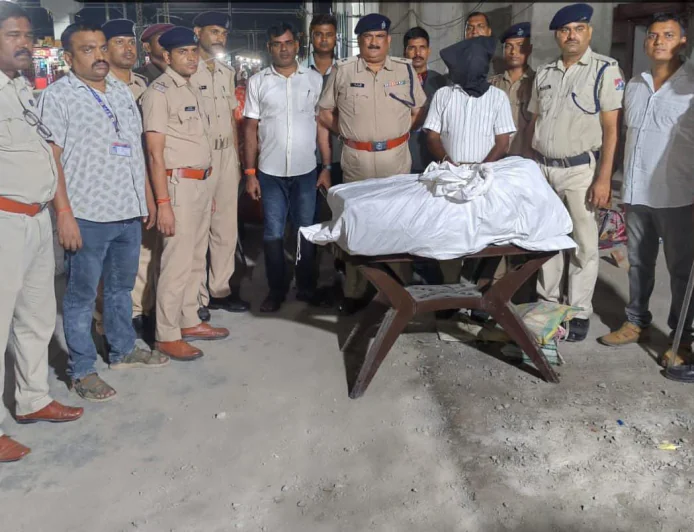 तेजस राजधानी एक्सप्रेस से 17.749 किलो गांजा बरामद, एक गिरफ्तार, ऑपरेशन नार्कोस के तहत गया रेलवे स्टेशन पर आरपीएफ, जीआरपी व सीपीडीएस की संयुक्त कार्रवाई