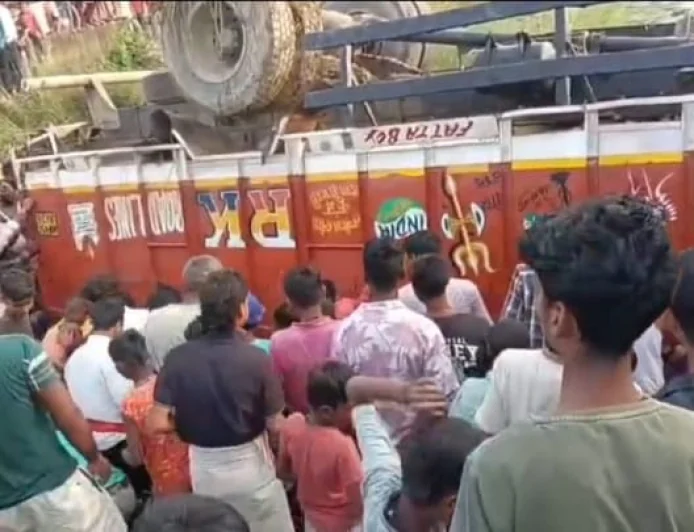 दरभंगा में शराब लदा ट्रक पलटा, बोतलें लूटने की मची होड़; सुबह पहुंची पुलिस