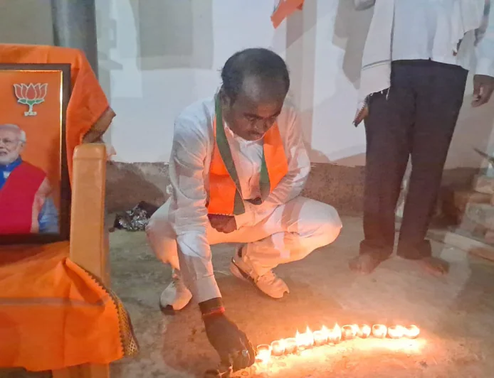 76 दीपों से जगमगाया मानपुर, घर-घर बांटे दीपक और मिठाई, भाजपा नेता मनोज कुमार ने प्रधानमंत्री नरेंद्र मोदी के जन्मदिन पर विभिन्न मोहल्लों में पहुंचकर मनाईं खुशियां