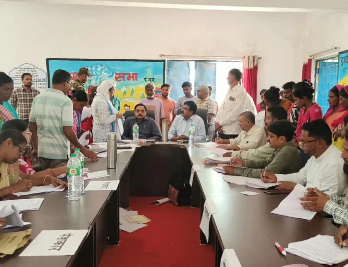 गुमला में SIR प्रक्रिया का CEO के. रवि कुमार ने किया निरीक्षण, जनजातीय मतदाताओं को दस्तावेज सत्यापन में सहयोग का निर्देश