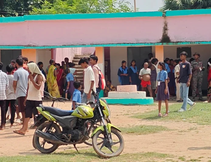 नवादा में शिक्षक पर छात्राओं से छेड़खानी का आरोप, स्कूल में हंगामा; पुलिस ने आरोपी शिक्षक को हिरासत में लिया