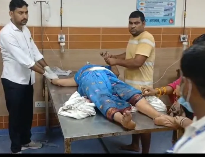 छपरा में दरवाजे पर बैठी 62 वर्षीय महिला को मारी तीन गोलियां, हालत गंभीर; बाइक सवार बदमाश फरार