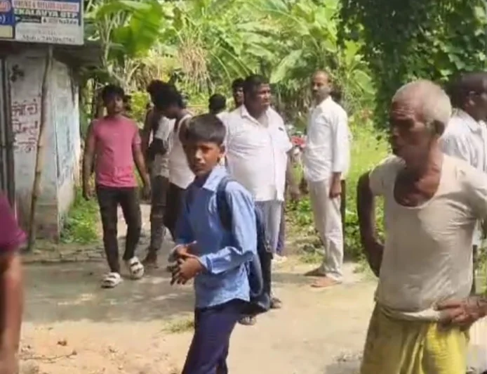 महुआ में जमीन विवाद में खूनी संघर्ष, महिला पर फरसा से हमला; बेटे का हाथ टूटने का आरोप, मंगलसूत्र लूटने की शिकायत