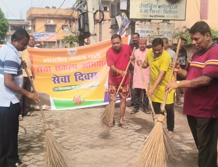 नूतन नगर कालीबाड़ी परिसर में चला स्वच्छता अभियान, सेवा पखवाड़ा के तहत भाजपा कार्यकर्ताओं ने झाड़ू लगाकर दिया स्वच्छता का संदेश