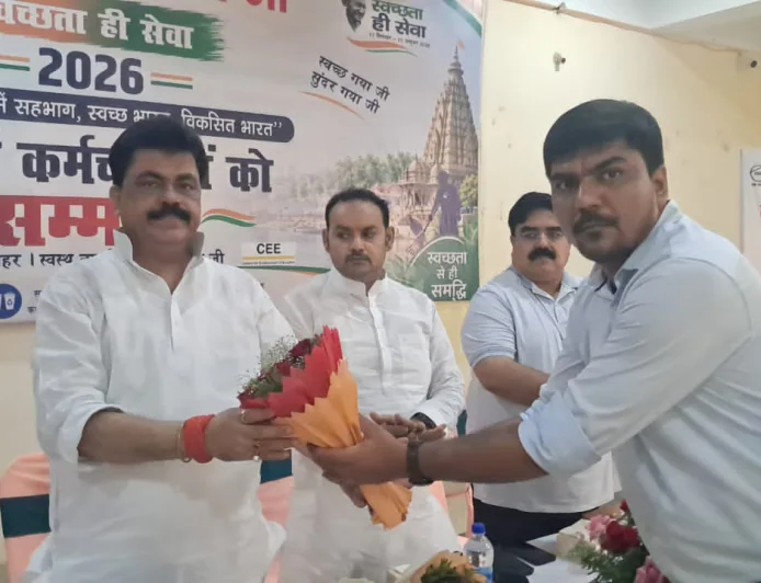 गर्मी-बारिश में भी डटे रहे सफाई कर्मी, नगर निगम ने 31 कर्मियों को किया सम्मानित