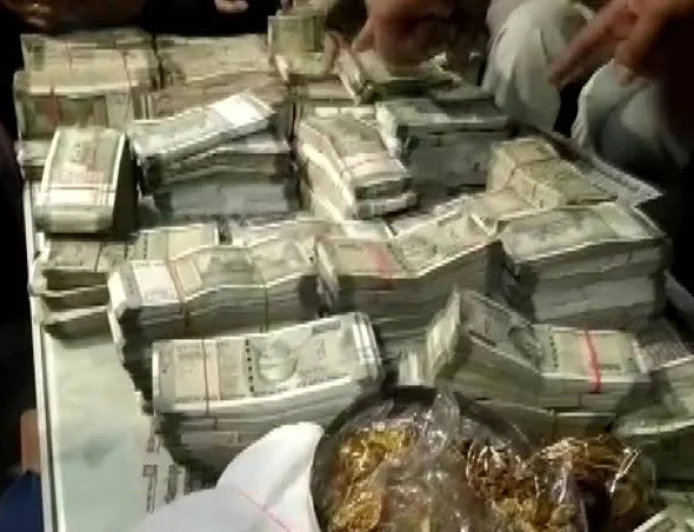 रामलीला मैदान के लिए 2.5 लाख की रिश्वत का आरोप, CBI ने DUSIB इंजीनियर को 1 लाख लेते पकड़ा; घर से 41 लाख कैश बरामद