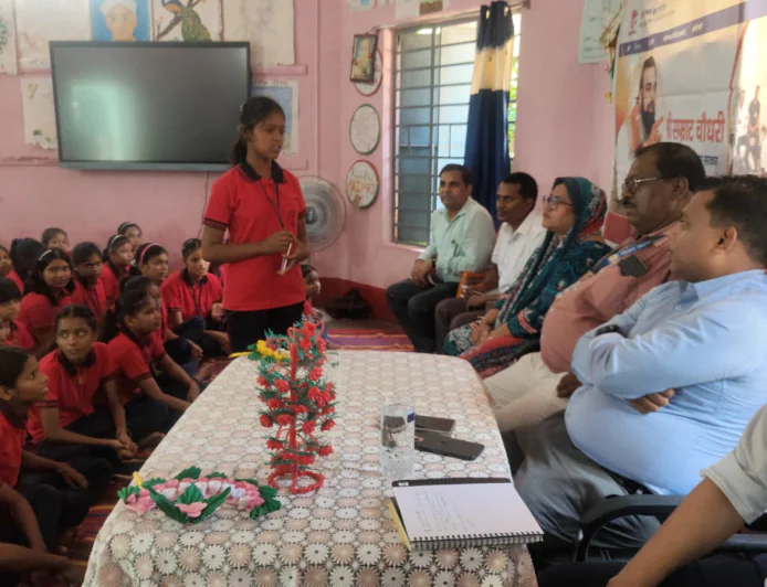 डीएम से छात्रा ने कहा- सर, नाश्ते में पोहा नहीं, रोटी चाहिए; केजीबी में छात्राओं ने बताईं समस्याएं