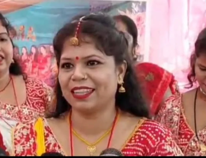 धनबाद में धूमधाम से मनाया गया कर्मा पर्व, भाई की लंबी उम्र के लिए बहनों ने रखा उपवास; झूमर पर झूमीं महिलाएं