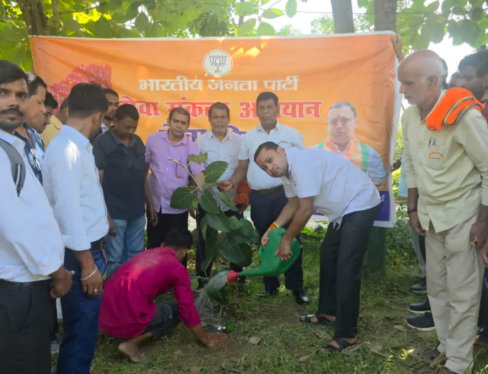 हर एक पेड़ भारत माता के नाम का संदेश, अनीश पंकज विधि महाविद्यालय में हुआ पौधारोपण, सेवा पखवाड़ा के तहत भाजपा नेताओं एवं कार्यकर्ताओं ने पौधे लगाकर पर्यावरण संरक्षण का लिया संकल्प