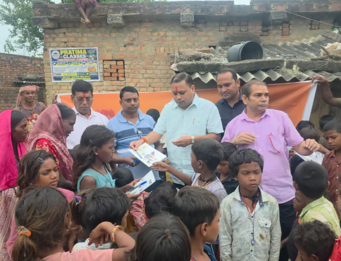 सेवा दिवस पर स्लम बस्ती में शैक्षणिक सहायता, बच्चों के बीच बांटी गई कॉपी-कलम और मिठाई