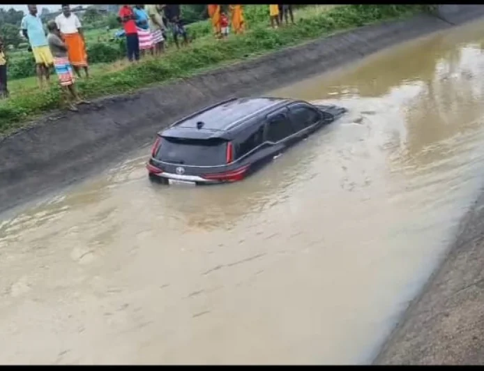 बोकारो में नहर में जा गिरी फॉर्च्यूनर, दो युवक घायल; बाल-बाल बची जान