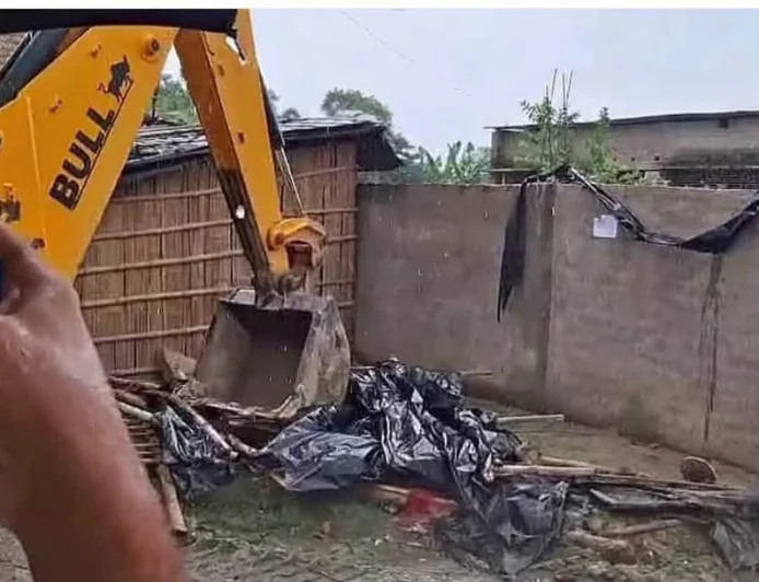 समस्तीपुर छेड़खानी मामले में प्रशासन का एक्शन तेज, आरोपियों के घर चला बुलडोजर; एक घर पर नोटिस, PDS दुकान का लाइसेंस रद्द
