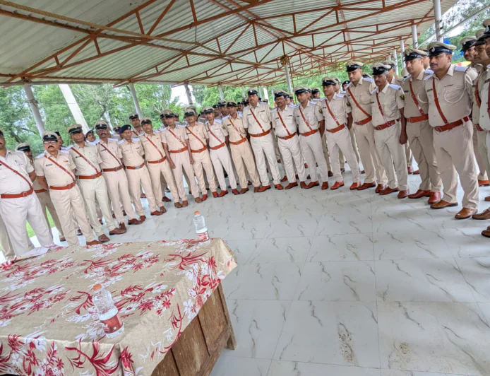 नवादा में 147 ASI बने दारोगा, सामूहिक प्रोन्नति समारोह में एसपी ने रैंक लगाकर दी बधाई