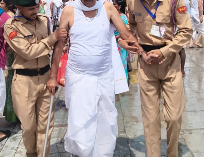 पितृपक्ष मेला में एनसीसी कैडेटों ने संभाली सेवा की कमान, विष्णुपद मंदिर पहुंचे पिंडदानियों की निस्वार्थ भाव से कर रहे सेवा, श्रद्धालुओं की सुविधा में जुटे कैडेट