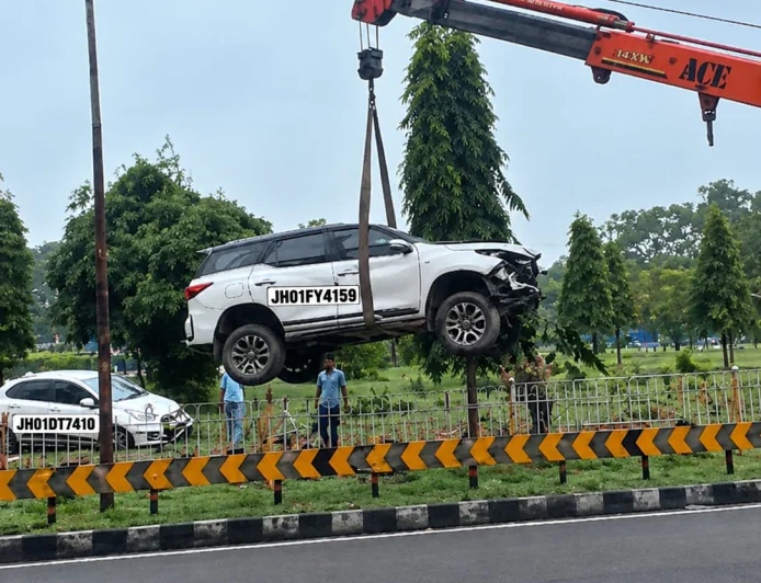 रांची के धुर्वा गोलचक्कर पर तेज रफ्तार फॉर्च्यूनर का कहर, ग्रिल-बाउंड्री तोड़कर घुसी गाड़ी; ओवरस्पीडिंग पर सवाल