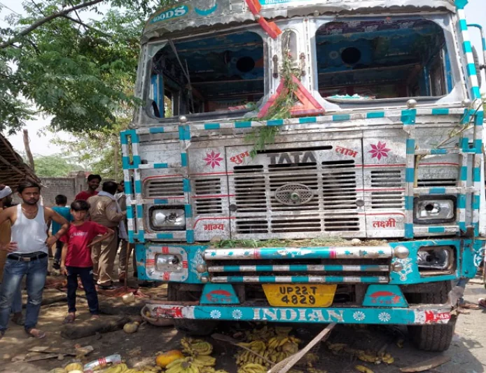 धनबाद में बेकाबू ट्रेलर का कहर, 3 दुकानों को रौंदा; कई बाइक क्षतिग्रस्त