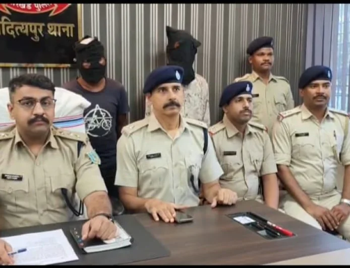 आदित्यपुर मुस्लिम बस्ती फायरिंग कांड का खुलासा, अवैध कमाई के पैसे के लालच में रिश्तेदार ने रची साजिश; दो आरोपी गिरफ्तार