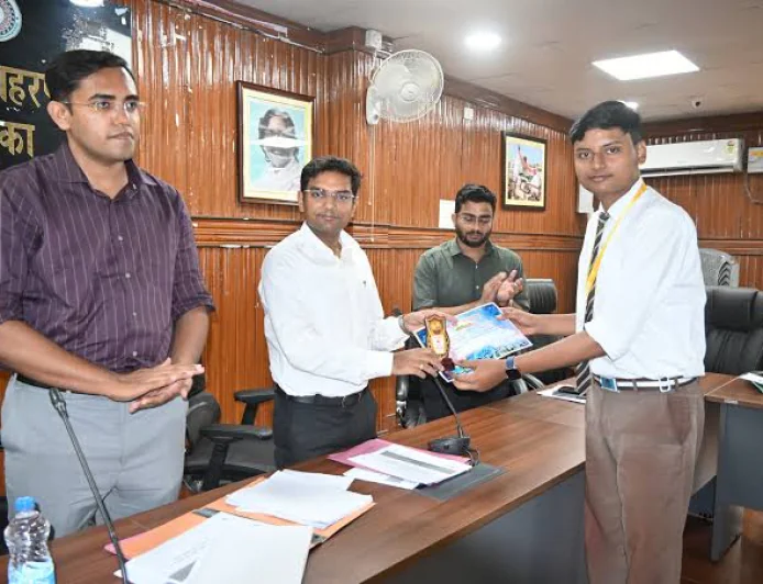 दुमका में स्कूलों की व्यवस्था पर सख्ती, 25% से कम उपस्थिति वाले 100 विद्यालयों के प्राचार्यों का वेतन रोकने का निर्देश