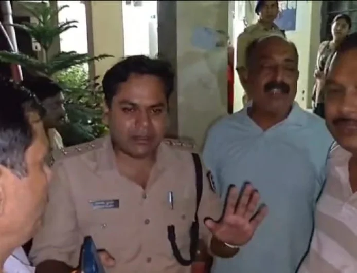 जमुई में छेड़खानी कांड को लेकर विवाद, आरोपी को अस्पताल में VIP सुविधा देने का आरोप; अधिवक्ताओं ने किया कार्य बहिष्कार
