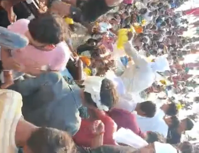 समस्तीपुर में राहत वितरण के दौरान नाव पर उमड़ी भीड़, गंगा में जान जोखिम में डालकर पैकेट लेते दिखे लोग