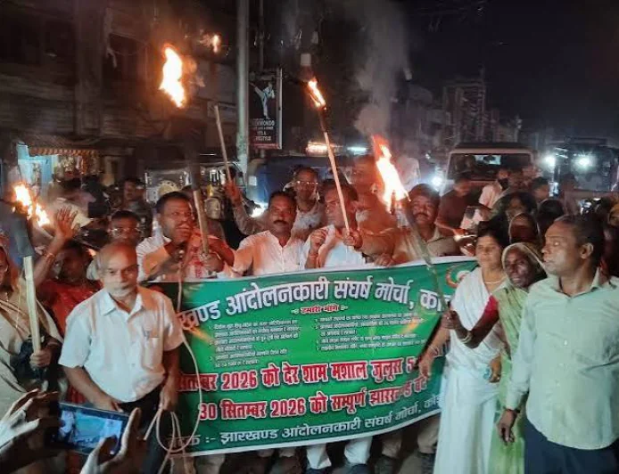 झारखंड आंदोलनकारियों का मशाल जुलूस, पेंशन और सम्मान की मांग तेज, आज झारखंड बंद का आह्वान