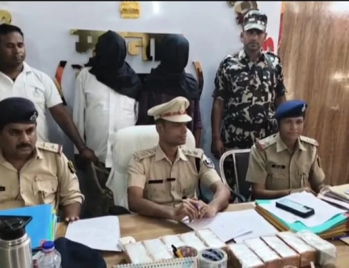 वैशाली में अंतरराज्यीय ठग गिरोह का खुलासा, नकली नोट के 10 बंडल और पेपर कटिंग मशीन के साथ दो गिरफ्तार
