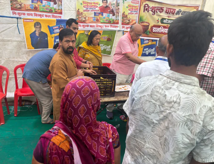 पितृपक्ष मेले में डालमिया परिवार ने संभाली सेवा की कमान, पिंडदानियों के बीच बांटे फल, चाय और बिस्किट