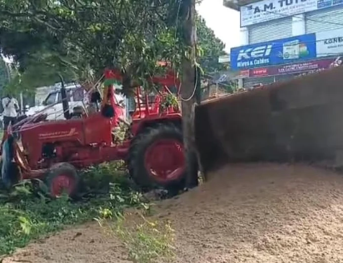 भागलपुर में खनन विभाग की छापेमारी से मचा हड़कंप, भागने के दौरान गड्ढे में गिरा बालू लदा ट्रैक्टर