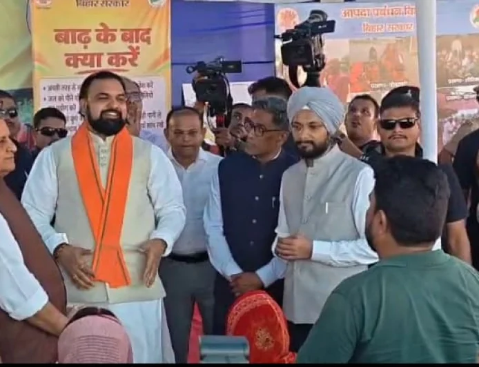 बेतिया में CM के सामने बाढ़ पीड़ितों का हंगामा, सांसद-विधायक के खिलाफ नारेबाजी; सांसद की गाड़ी पर फेंका गोबर