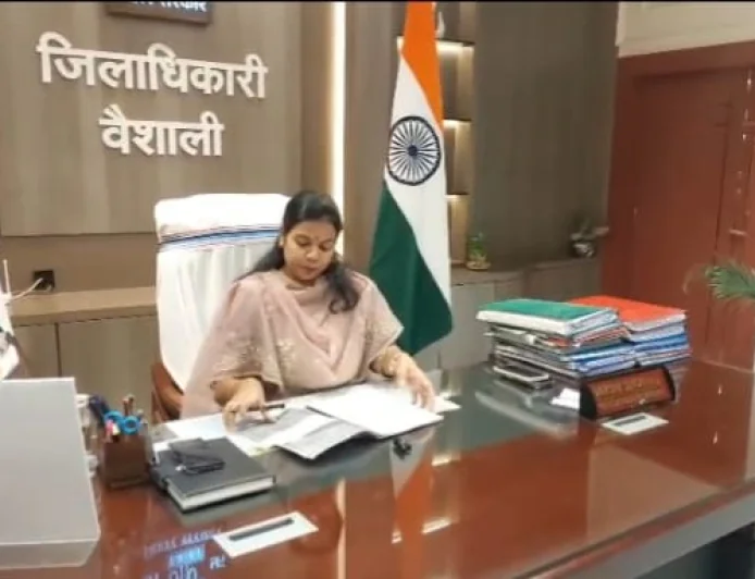 गंडक के बढ़ते जलस्तर के बीच वैशाली प्रशासन अलर्ट, सारण भेजी गईं 5 बड़ी सरकारी नावें