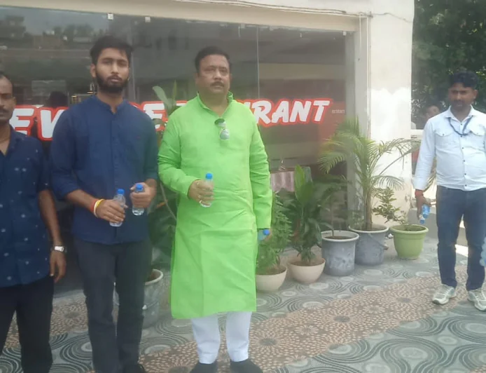 पितृपक्ष मेले में होटल विष्णु व्यू की सेवा पहल, पिंडदानियों को बांटा शीतल पेयजल
