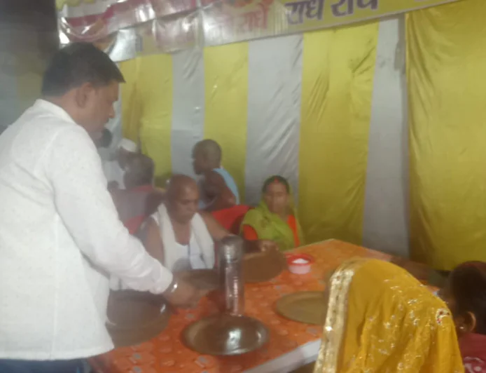 पितृपक्ष मेले में रवि होटल की अनूठी पहल, पिंडदानियों को प्रतिदिन करा रहे निशुल्क भोजन