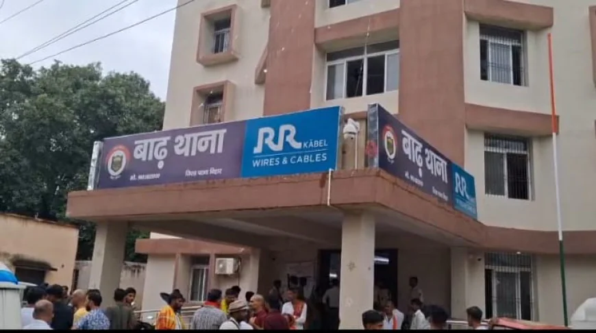 बाढ़ जहरीली शराब कांड में नया मोड़: ग्रामीण SP के ‘प्रेम प्रसंग’ वाले बयान पर लड़की ने खोला मोर्चा, थाने का घेराव